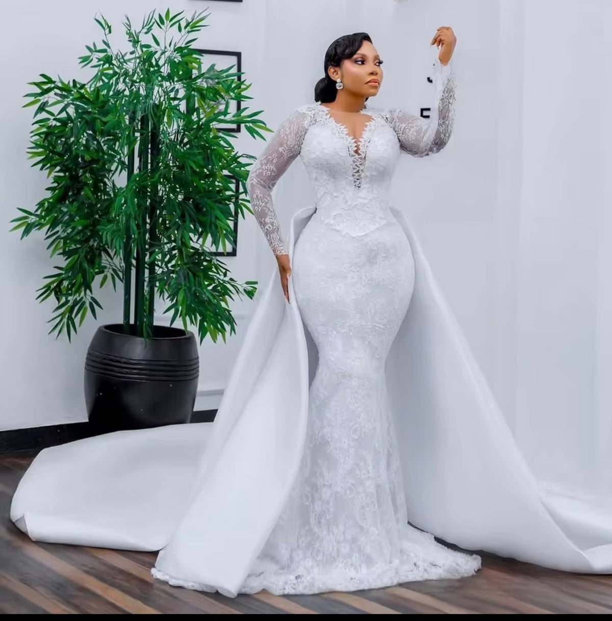 Robe de Mariée en Dentelle Africaine Personnalisée — Manches Longues, Jupe Amovible